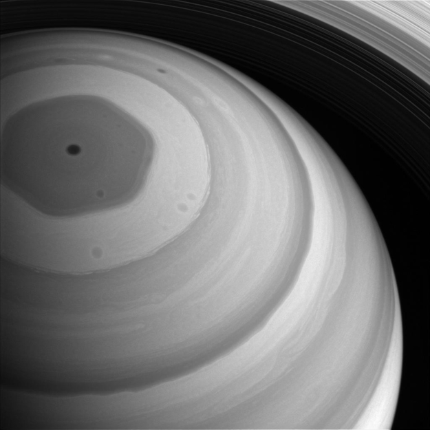 Saturn, šestiúhelník na severním pólu