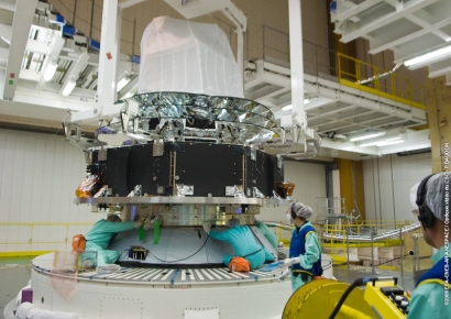 ESA Science & Technology - Mating of the Planck spacecraft and the ...